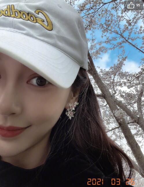 The person is more beautiful than the flower! Angelababy basks in oriental cherry half face pats skin Bai Xi to send out oneself attractive glamour