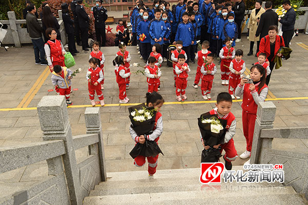 学习百年党史 缅怀革命先烈 怀化各界自发祭扫烈士陵园
