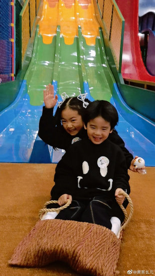 The letter style of drawing or writing that Huang Ying basks in a son to write good friend Lucky is puerile amusing netizen