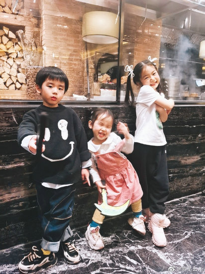 The letter style of drawing or writing that Huang Ying basks in a son to write good friend Lucky is puerile amusing netizen