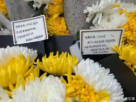 There are a piece of such cards before Chen Xiangrong portrait of the deceased: If have a future life, change an elder sister to protect you