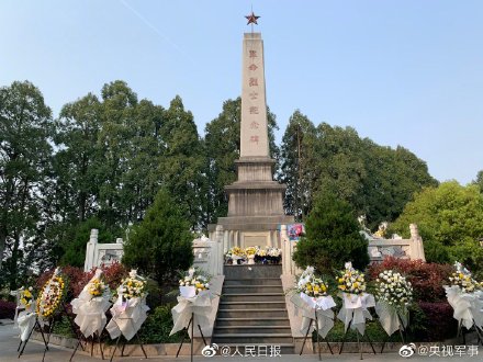 There are a piece of such cards before Chen Xiangrong portrait of the deceased: If have a future life, change an elder sister to protect you