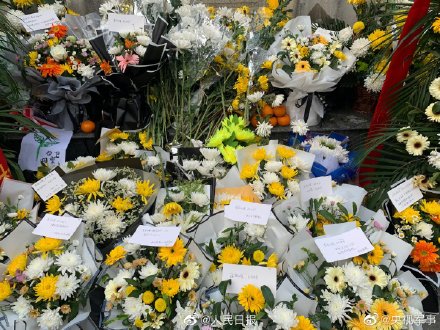 There are a piece of such cards before Chen Xiangrong portrait of the deceased: If have a future life, change an elder sister to protect you