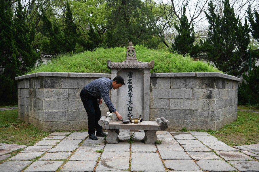 “诗仙”守墓人：一诺千年的守护