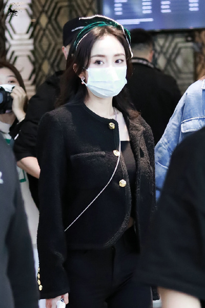 Bowknot of beautiful leg of fine waist of show of modelling of Yang Mi All Black sends band to match earring of sweet a peach-shaped thing to decrease age nifty