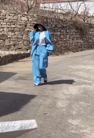 Comedic person real weight! Shu Qi wears blue suit to match plastic slipper to record put together art