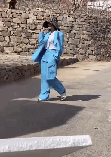 Comedic person real weight! Shu Qi wears blue suit to match plastic slipper to record put together art