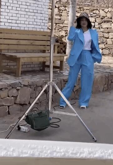 Comedic person real weight! Shu Qi wears blue suit to match plastic slipper to record put together art