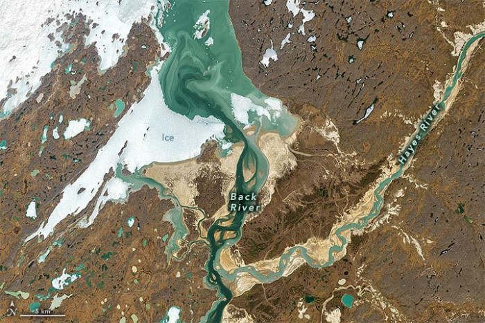 加拿大版“泾渭分明”：卫星拍摄的Back河和Hayes河交汇图