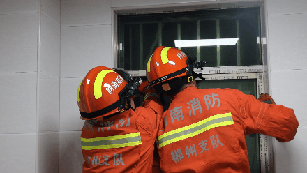画面感太强！正准备洗澡，大蛇爬了过来…