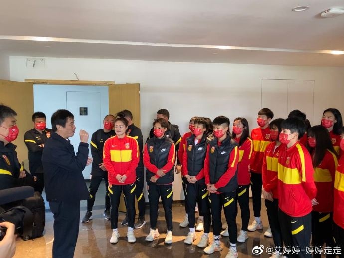 Reporter: Chinese women football sets out go to Korea to enter abstruse preliminary contest, old Qu source heads for see sb off and serve a blessing