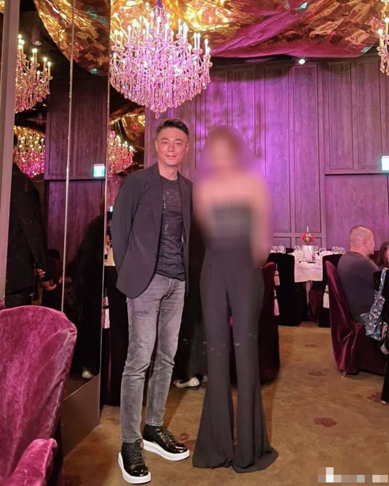 林心如为妈妈庆70岁大寿，夫妻俩笑容甜蜜，霍建华却成现场合照王