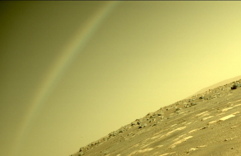 美国宇航局的“毅力号”探测器发回了火星上的“彩虹”图像