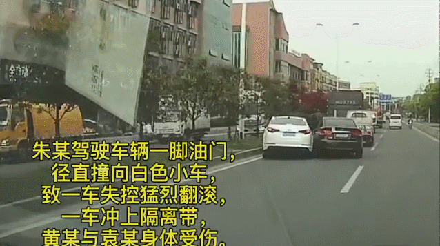 绿灯还剩3秒停车惹怒后方司机，浙江两车街头疯狂别车，车上还有小孩