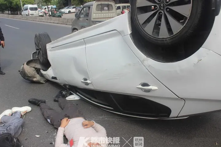 绿灯还剩3秒停车惹怒后方司机，浙江两车街头疯