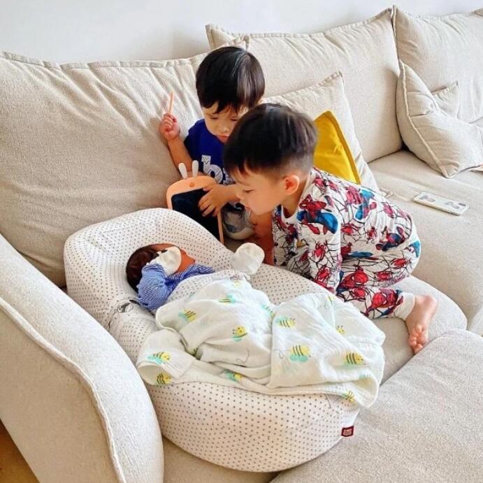 胡杏兒首公開三胎兒子正面照重達7.6斤個頭遠超兩個哥哥