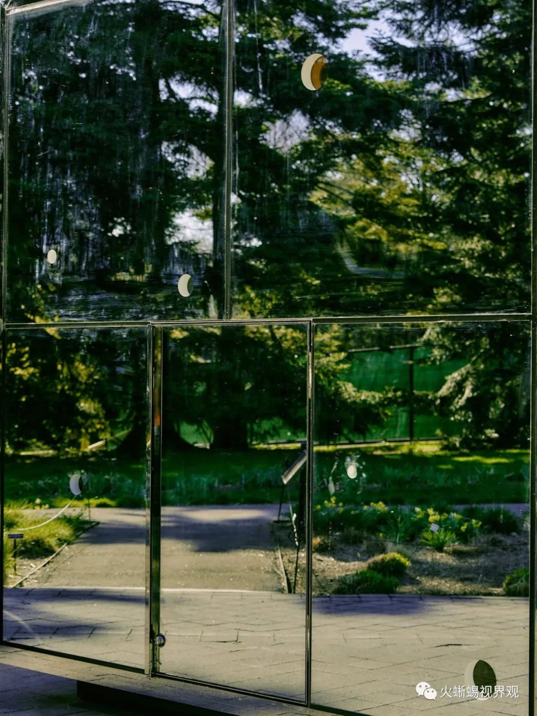 走近一座佈滿草間彌生作品的公園是什麼樣的 火蜥蜴視覺策劃 Mdeditor