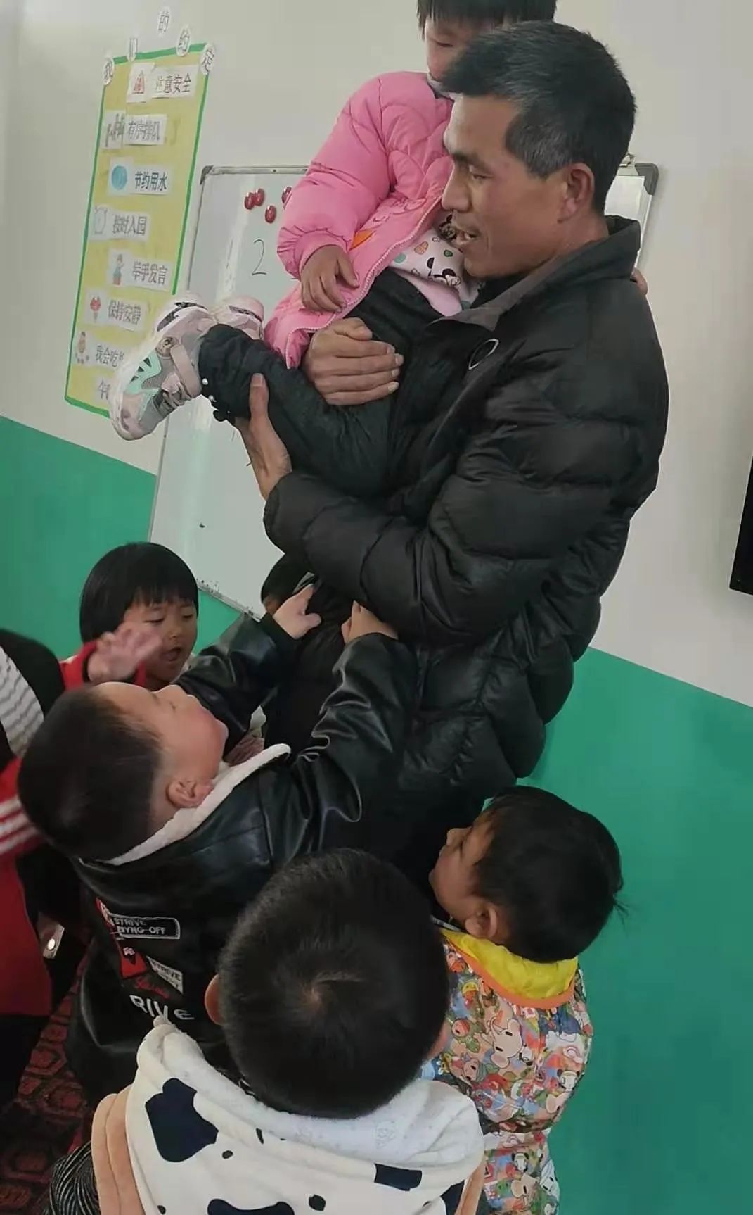 “拿回去给俺妈吃”，“鸡腿”姑娘火了！背后还有个80后校长“爷爷”
