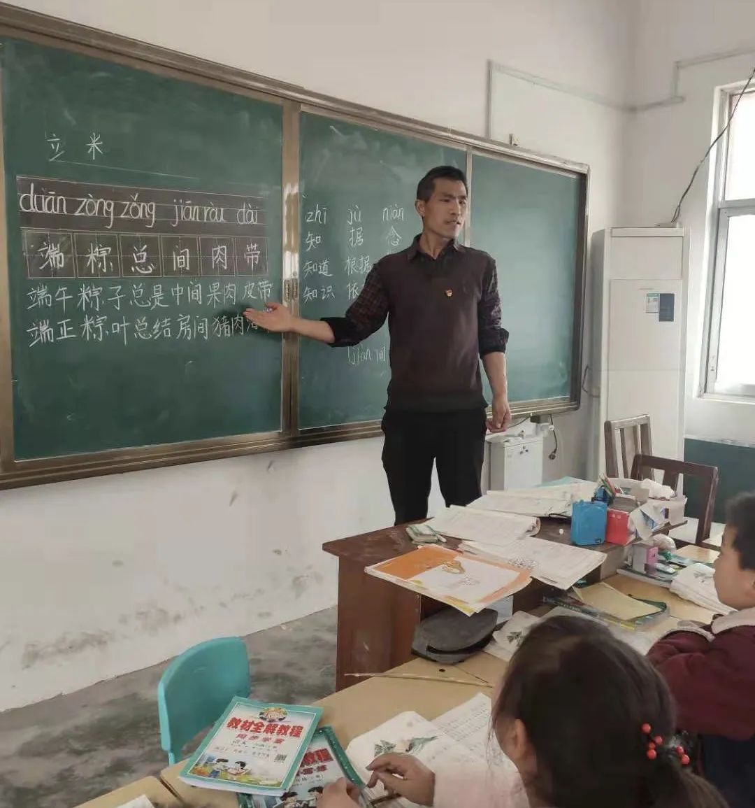 “拿回去给俺妈吃”，“鸡腿”姑娘火了！背后还有个80后校长“爷爷”
