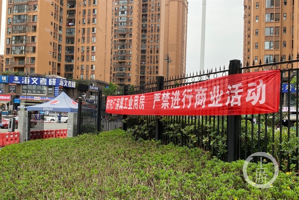 成都理工大学内现“校外飞地”租赁方进入被安保人员抓四肢抬出去
