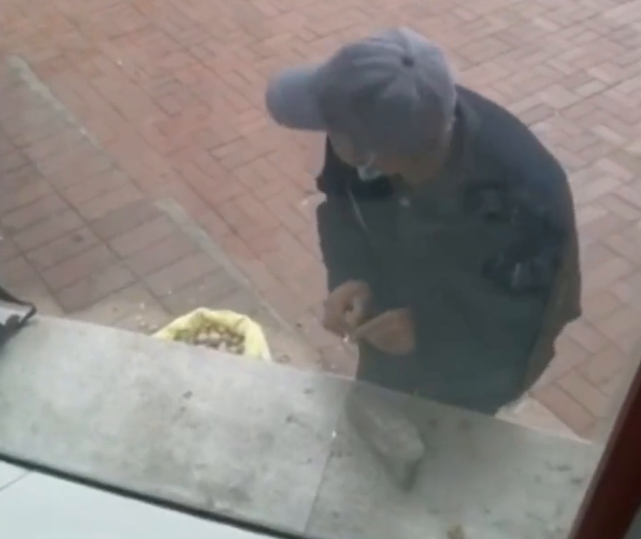 顾客试吃核桃后没买离开，大爷从地上捡起剥开