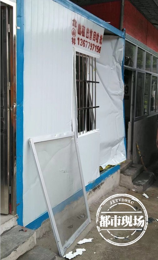 赣州：加油站里货车突然自动冲撞，司机狂追