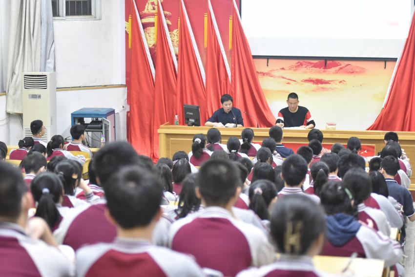 株洲市南方中學(xué)青年學(xué)子這樣學(xué)黨史(圖1) 株洲市南方中學(xué)青年學(xué)子這樣學(xué)黨史(圖1)