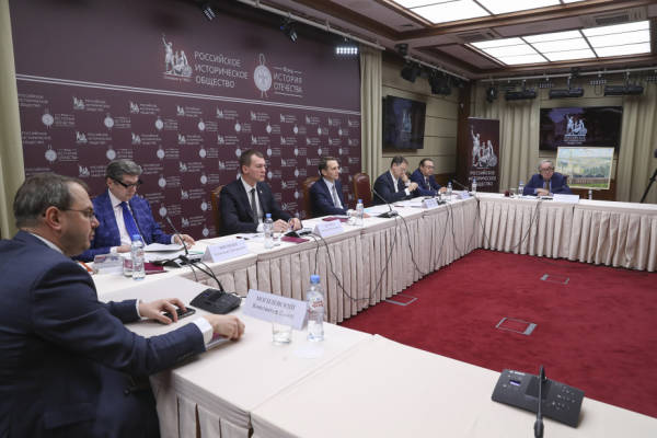 �ɽ�ɼͷ��ն�Ӧ��ǿ�Žᣬ�ƺ�����