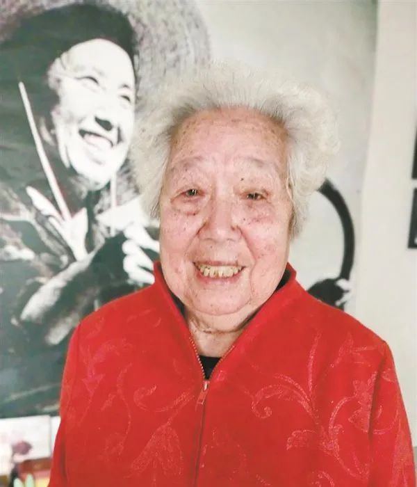 1元纸币上的女拖拉机手原型曝光，原来是她