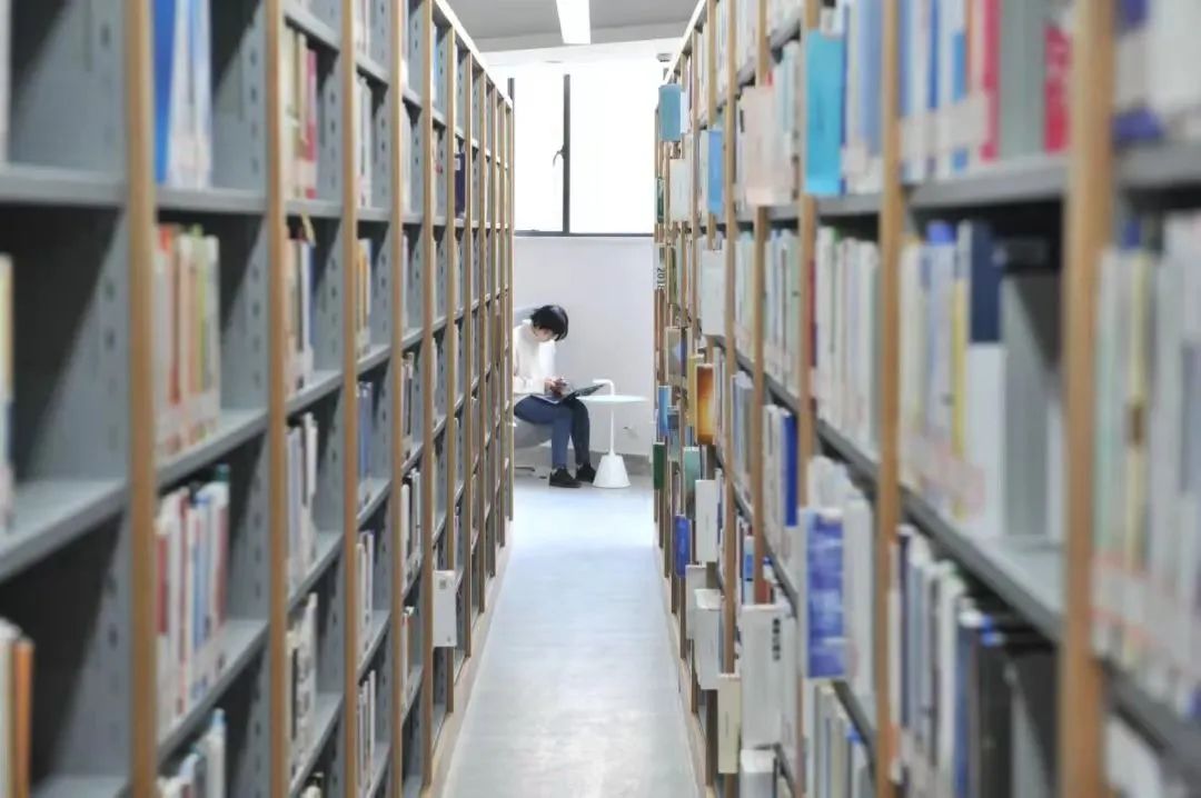 学霸最爱看什么书？今天，交大"2020年读者阅读状况报告"发布！