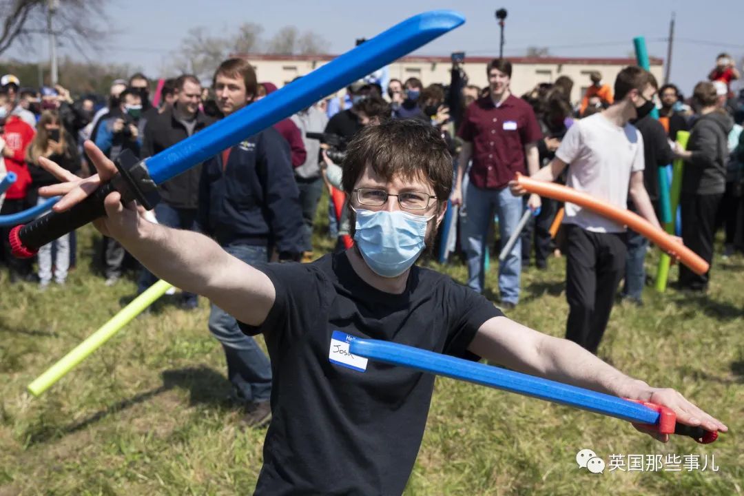 小哥Josh隔空跟同名网友约架，结果真来了几十个Josh打群架