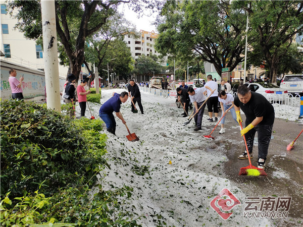 滚动报道｜「组图」冰雹突袭云南文山 市区道路变“冰河”