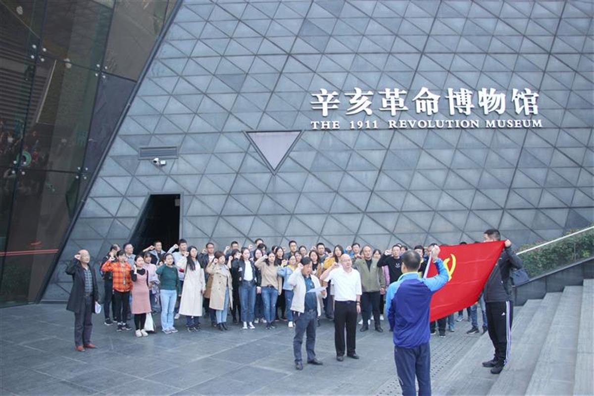 武汉市仪表电子学校怎么样?坚持五心育人(图3)
