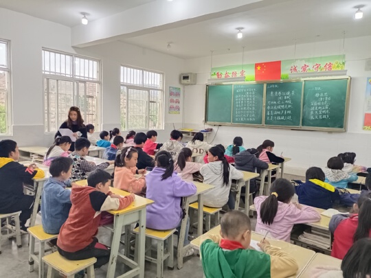 乐业镇小河小学开展硬笔书法竞赛(图1)