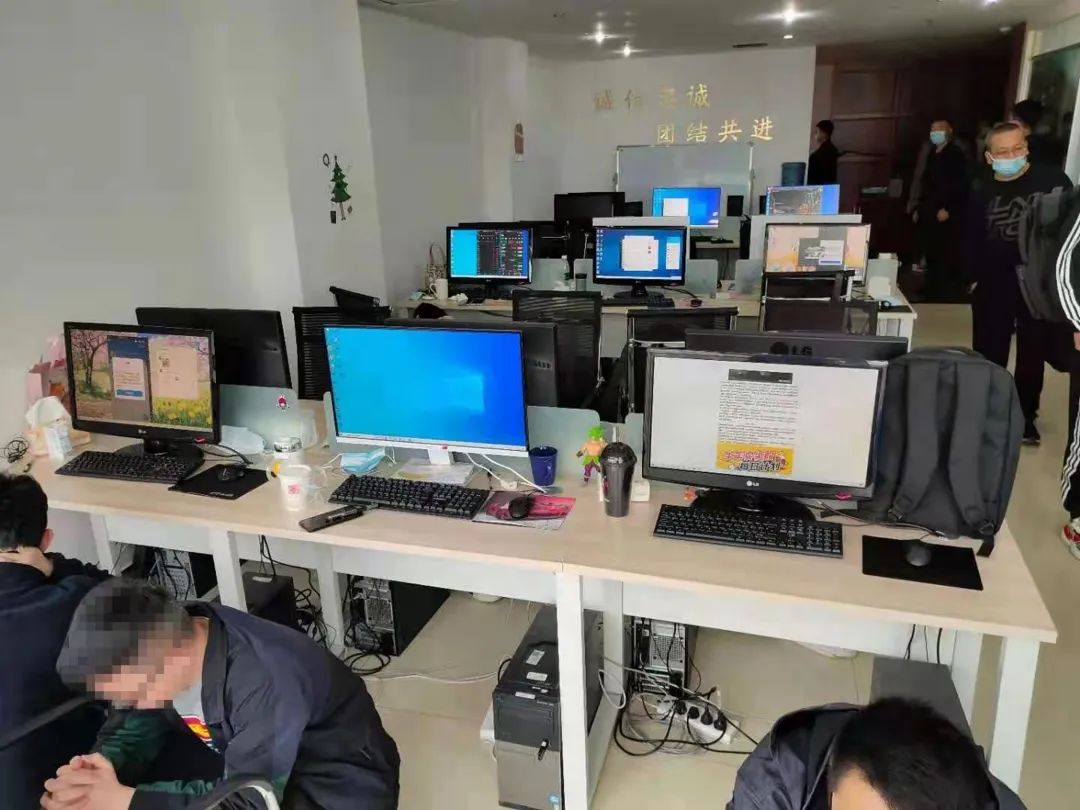 【电诈预警】请下载使用过“千寻PLUS”APP炒股被骗的群众尽快到公安机关报案