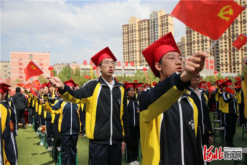 河北衡水市第二中学：巨幅党旗传递红色信念(图3)