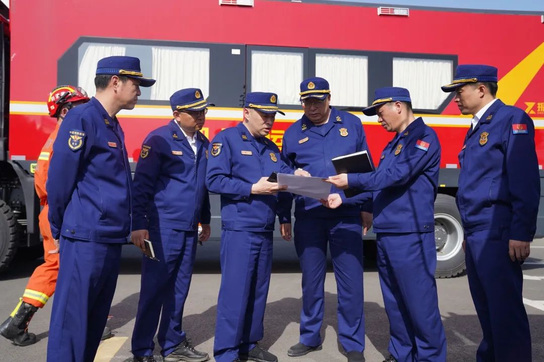 周详总队长检查指导节日高速公路消防救援力量前置执勤情况