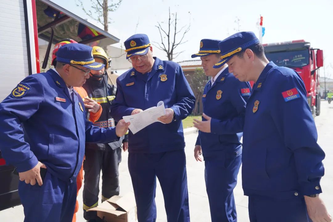 周详总队长检查指导节日高速公路消防救援力量前置执勤情况