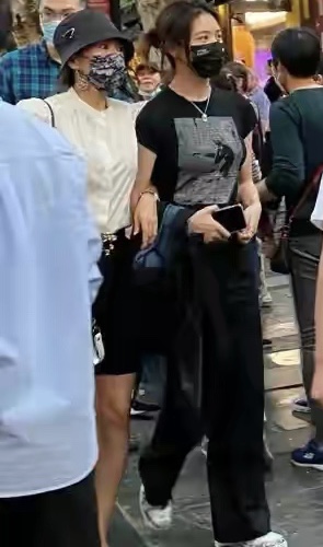 章子怡帶小蘋果逛街，兩人親密挽手似姐妹，小蘋果身高太出眾