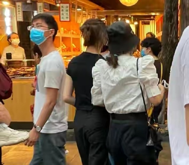 章子怡帶小蘋果逛街，兩人親密挽手似姐妹，小蘋果身高太出眾