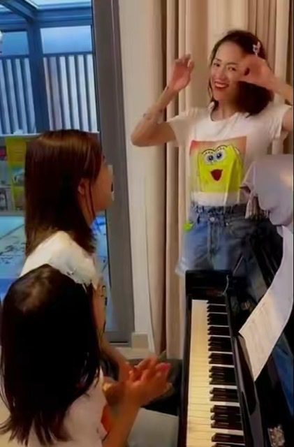 章子怡帶小蘋果逛街，兩人親密挽手似姐妹，小蘋果身高太出眾