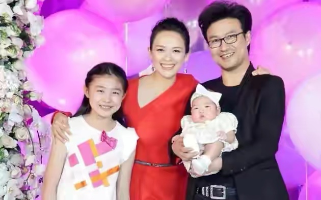 章子怡帶小蘋果逛街，兩人親密挽手似姐妹，小蘋果身高太出眾