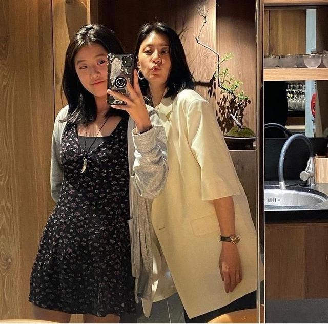 賈靜雯曬一家五口，梧桐妹身高優越赶超媽媽，全員高顏值大長腿