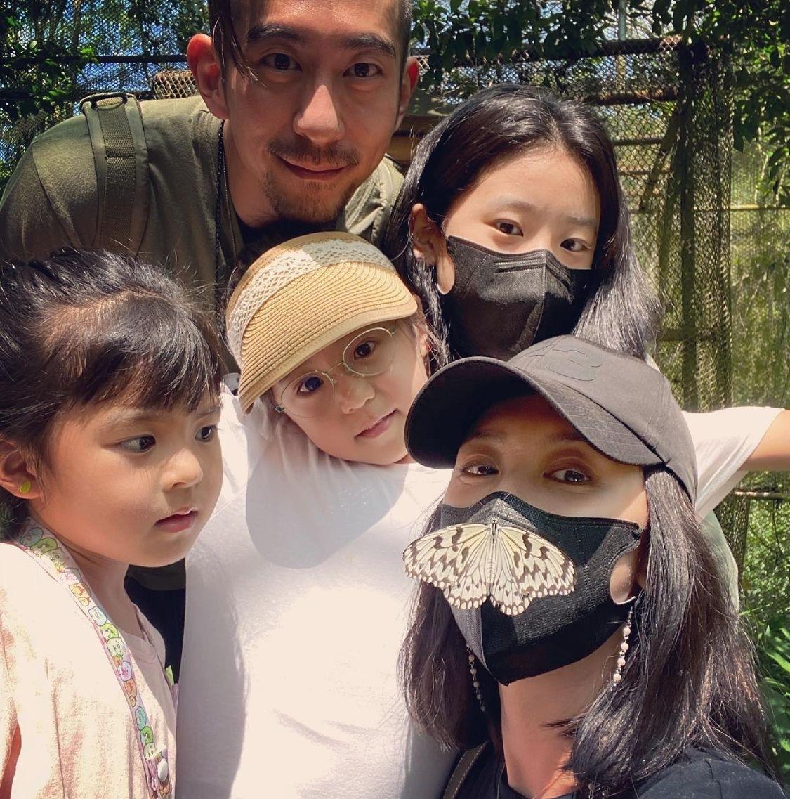 賈靜雯曬一家五口，梧桐妹身高優越赶超媽媽，全員高顏值大長腿