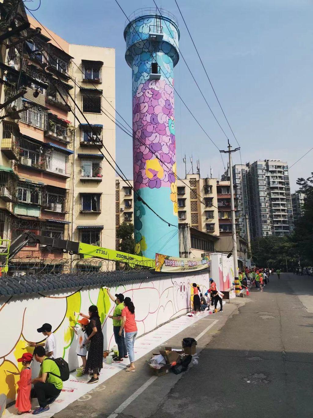 成都近百名志愿者“为爱上色”，百米墙绘扮靓老旧社区