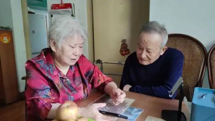 “等于养了4个娃！”来杭帮忙带孙子，奶奶直呼太累了！这幕让她潸然泪下