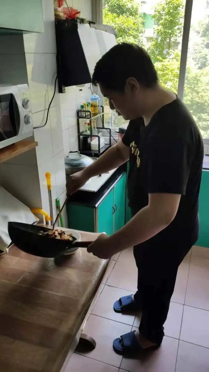 “等于养了4个娃！”来杭帮忙带孙子，奶奶直呼太累了！这幕让她潸然泪下