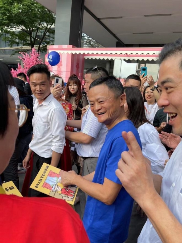 “阿里日”马云现身杭州总部：两鬓稍白，略显苍老