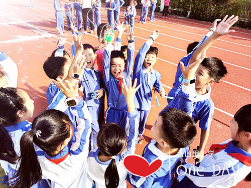 深圳市南山區(qū)香山里小學(xué)怎么樣?“趣味運(yùn)動(dòng)會(huì)”(圖5) 深圳市南山區(qū)香山里小學(xué)怎么樣?“趣味運(yùn)動(dòng)會(huì)”(圖5)