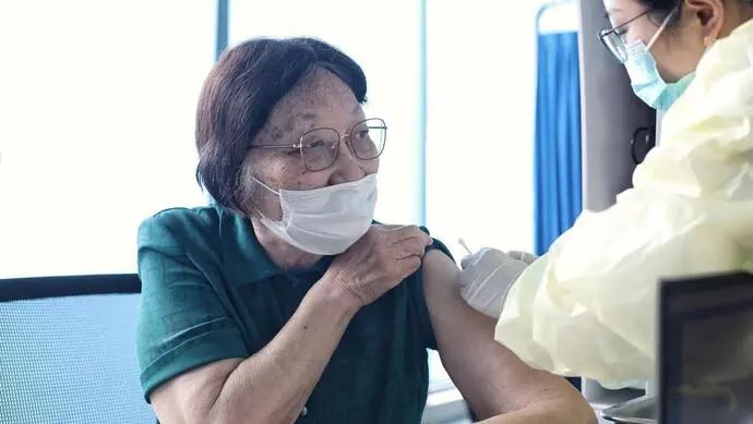 6月中旬多地暂停新冠疫苗第一针接种？真相来了